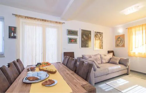 2 Bedroom Amazing Apartment In Liznjan