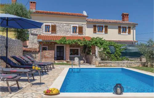 4 Bedroom Cozy Home In Liznjan