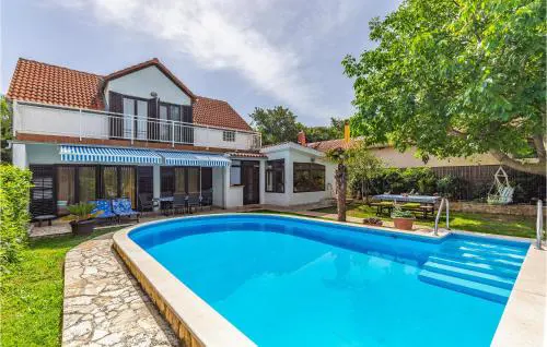Amazing Home In Liznjan With Kitchen