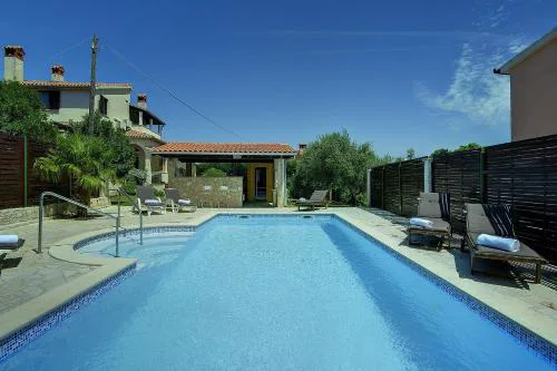 Einzigartige Villa nur 1 km bis zum Strand mit privatem Pool, BBQ, Klima, WLAN