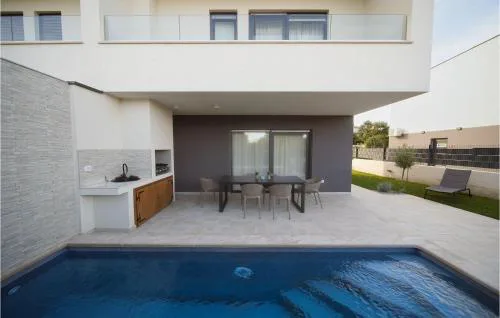 Gorgeous Home In Liznjan