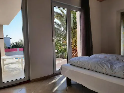 Helles Doppelzimmer mit Bad, Terrasse und Pool, seperater Eingang, Liznjan, Istrien