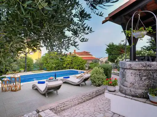 Holiday Home Liznjan near Beach & Pool