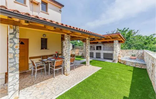 Lovely Home In Liznjan With Wifi