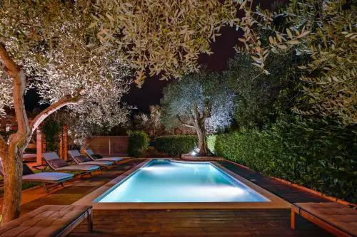 Schöne Villa Auf Drei Ebenen Mit Schönen Hölzernen Pergola, Privatem Pool Und Garage