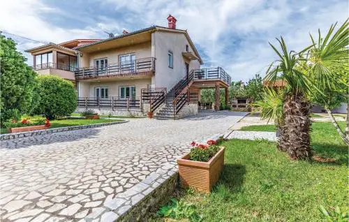 Stunning Apartment In Liznjan With Wifi