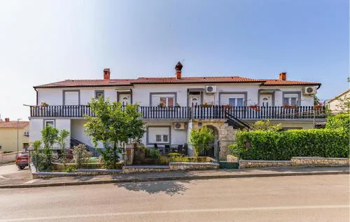 Two Bedroom Cozy Apartment In Liznjan