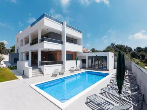 Villa in Li njan with Heated Pool