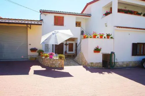 2 schlafzimmer ferienwohnung in viilage Loborika