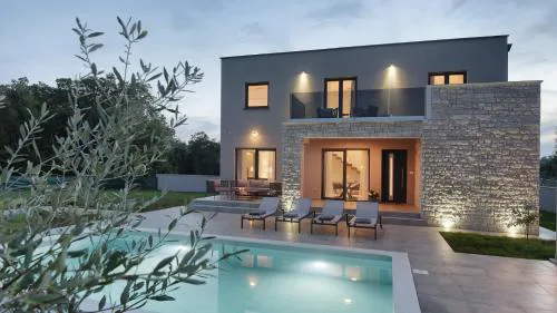 Modern villa Omnia with pool and grill in Pula