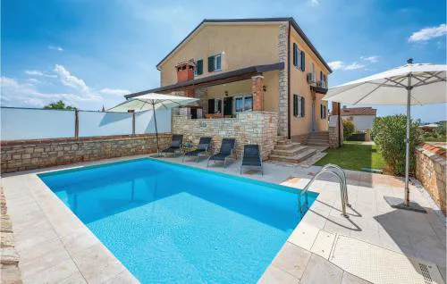 Stunning Home In Lovrecica With Wifi