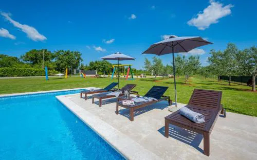 Traumhafte Villa mit privatem Pool, WLAN, Kinderspielplatz und großen Garten mit Grill
