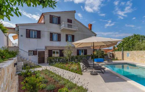 2 Bedroom Stunning Apartment In Medulin
