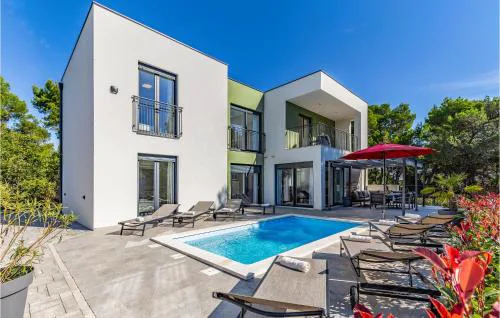 4 Bedroom Cozy Home In Medulin