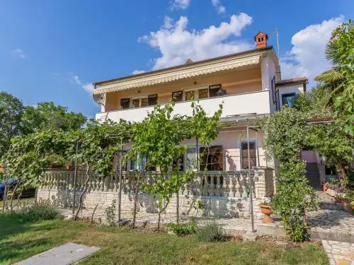 Apartment in Medulin near Beach