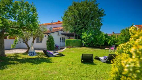 Baeutiful Villa Simona with garden in Medulin