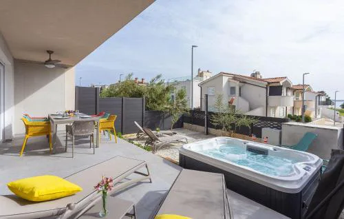 Bezauberndes Apartment 100 Meter zum Sandstrand mit Meerblick, Jacuzzi, BBQ