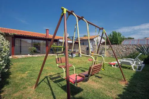 Charmantes Ferienhaus in Medulin mit Waschmaschine, Klima, WLAN, Terrasse und Grillplatz