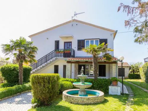 Comfortable apartment with terrace and garden