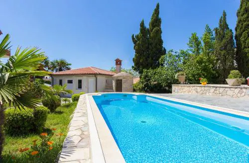 Ferienwohnung mit Pool, Klima, Grillplatz, Balkon