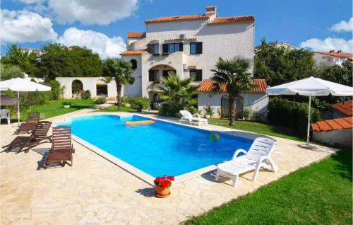 Gorgeous Apartment In Medulin