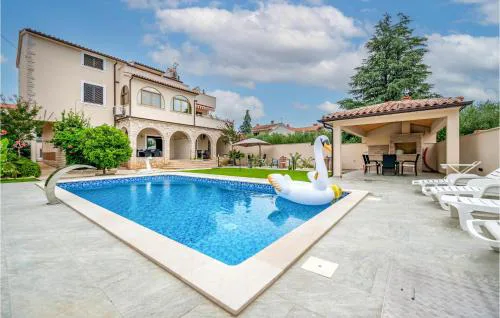Gorgeous Apartment In Medulin With Wifi