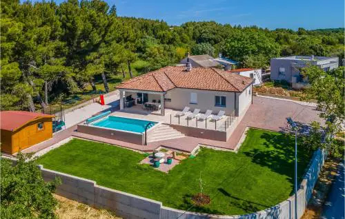 Gorgeous Home In Medulin With Wifi
