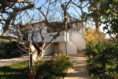 Helle Ferienwohnung im Souterrain mit Gartennutzung