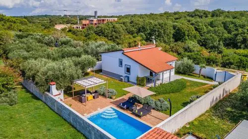 Holiday Home with pool near the beach, great location