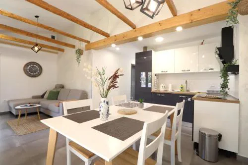 Holiday house "Laurus Garden" with private parking