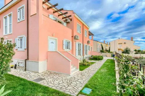 Medulin Luxury Apartments with beautiful garden 100 m from beach