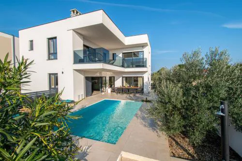 Villa Ajlin mit privatem beheizbarem Pool