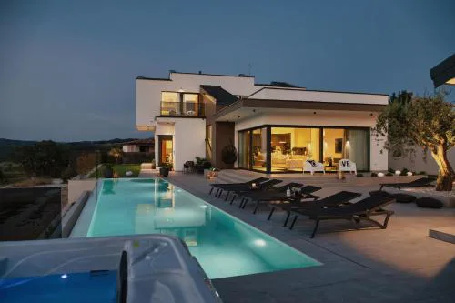 Luxury Villa Kim Momjan - Happy Rentals