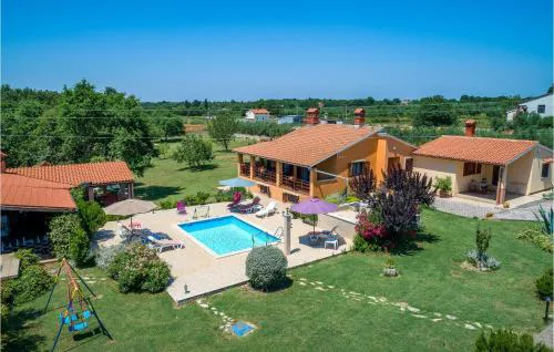Stunning Home In Muntic
