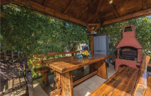 2 Bedroom Lovely Apartment In Nedescina
