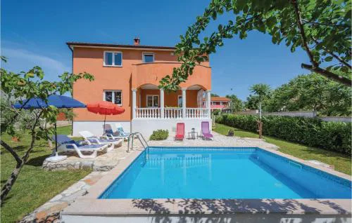Three-Bedroom Holiday Home In Nedescina