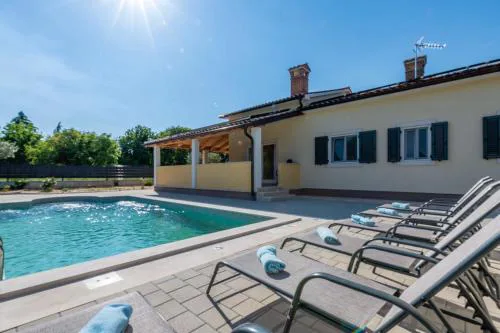 Villa Casa Berton, a charming pool villa close to the sea