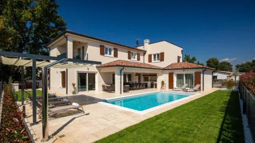Modern villa Blagdan with pool in Porec