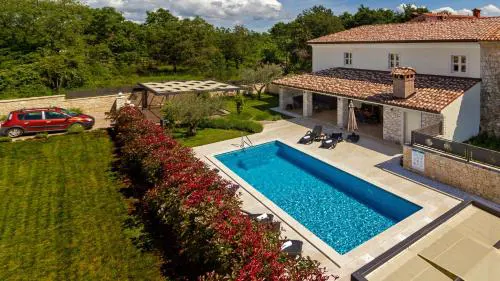 Rustic villa Lori with whirpool and grill near Por