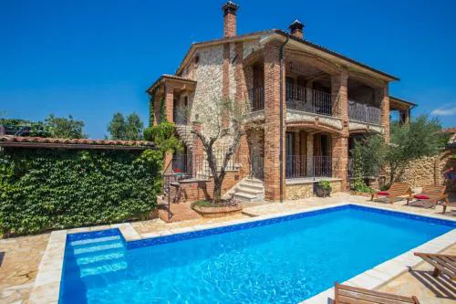 Sunny haven apartment with direct access to the pool