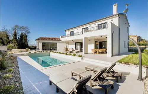 Awesome Home In Nova Vas