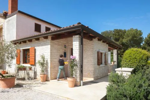 Apartments with parking space Novigrad - 7053