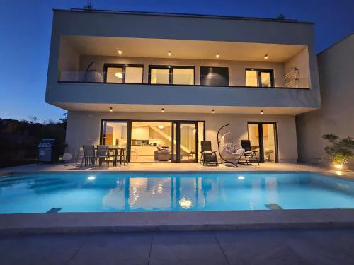 Chandra villa, stylish seaside stay with private salt 10 m pool