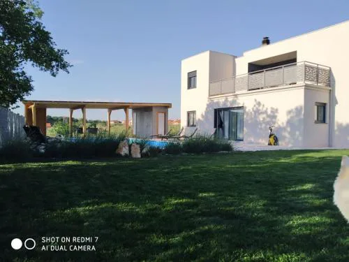 Enjoy Green, APP with swimming pool, garden, pets welcome