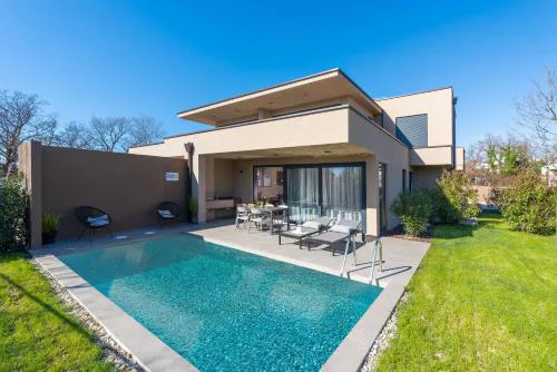 Quercus Village Apartments with private pool