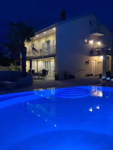Villa Elke Maria with overflow pool and hydromassage