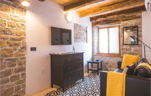 Lovely Apartment In Oprtalj With Wifi