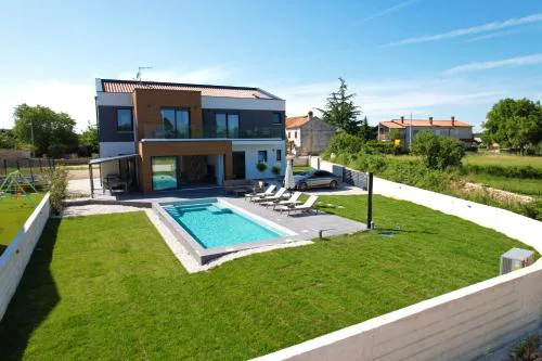 Luxury Villa Kiara with private heated pool and jacuzzi- 15min from sea