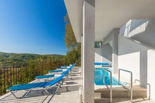 Modernes Apartment mit traumhafter Aussicht, Pool, Privatparkplatz, WiFi