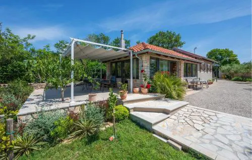 1 Bedroom Awesome Home In Peroj